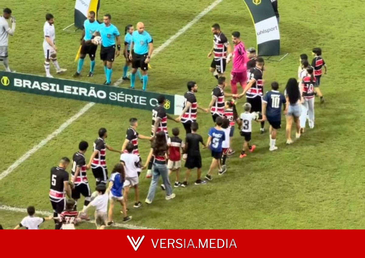 Entenda por que o Santa Cruz entrou em campo de mãos dadas contra o Ituano