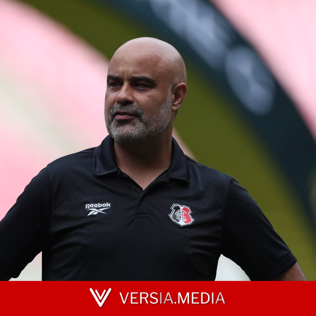 Por que Cristian de Souza evita repetir a escalação? Entenda a marca do técnico no Santa Cruz