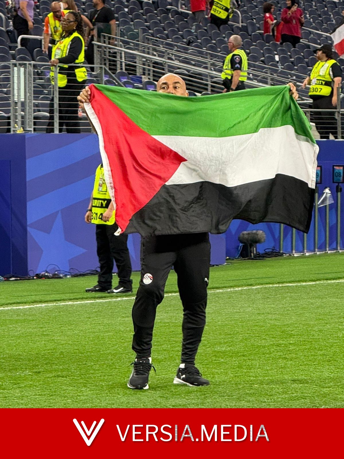 Técnico do Egito exibe bandeira da Palestina depois de classificação na Copa do Mundo