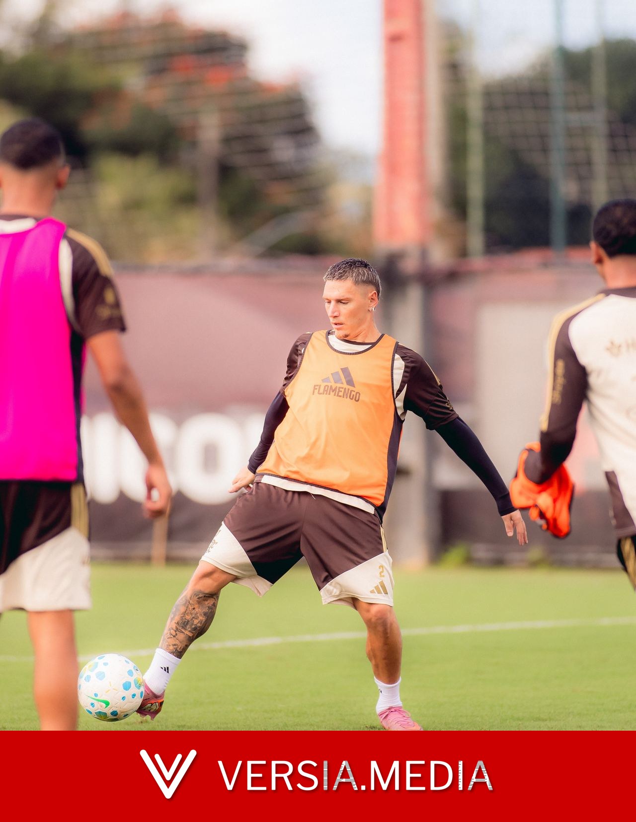 Varela e De la Cruz treinam em campo e podem reforçar o Flamengo contra o Olimpia