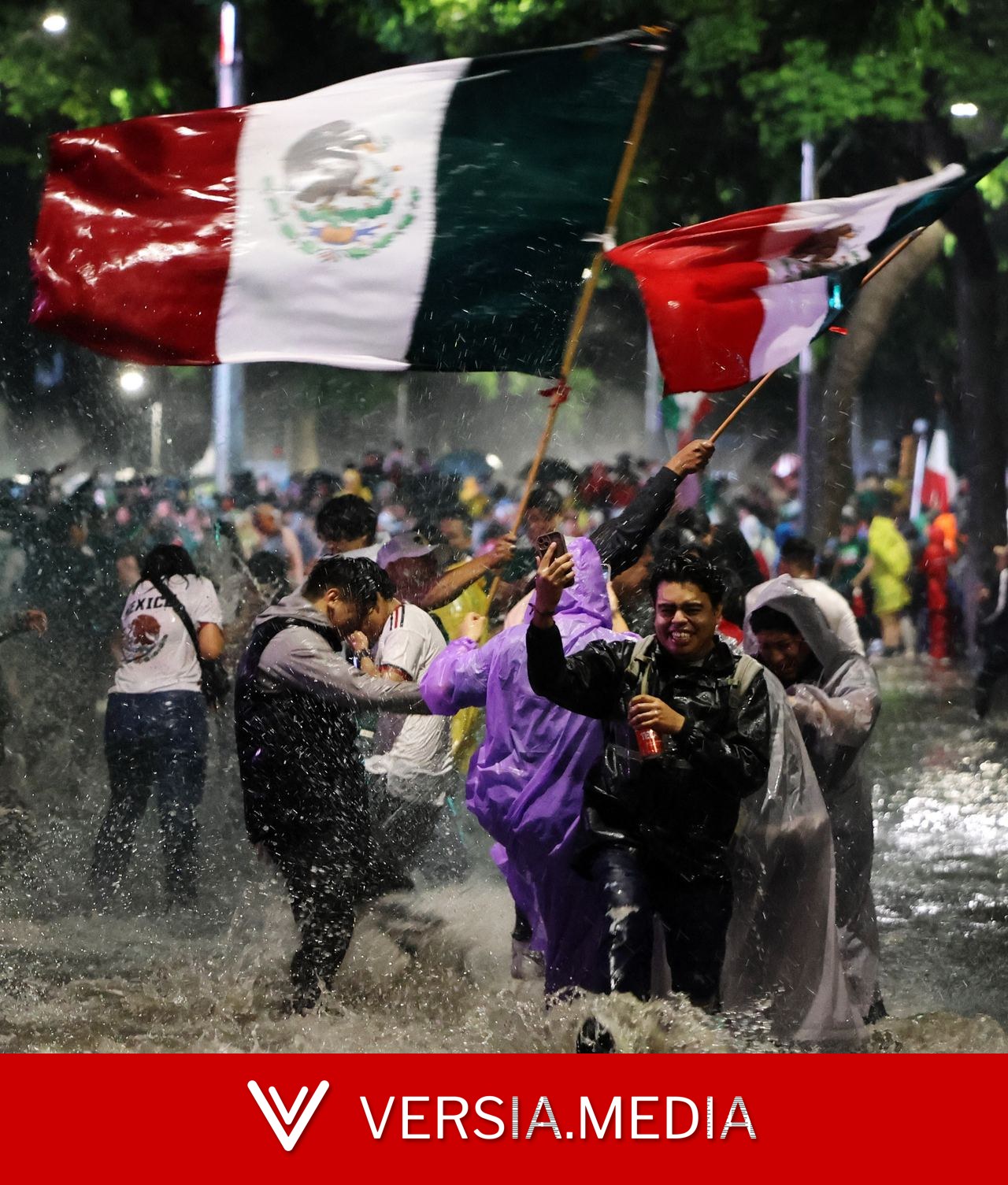 Mexicanos lotam ruas da Cidade do México mesmo sob forte chuva após vitória na Copa; veja imagens