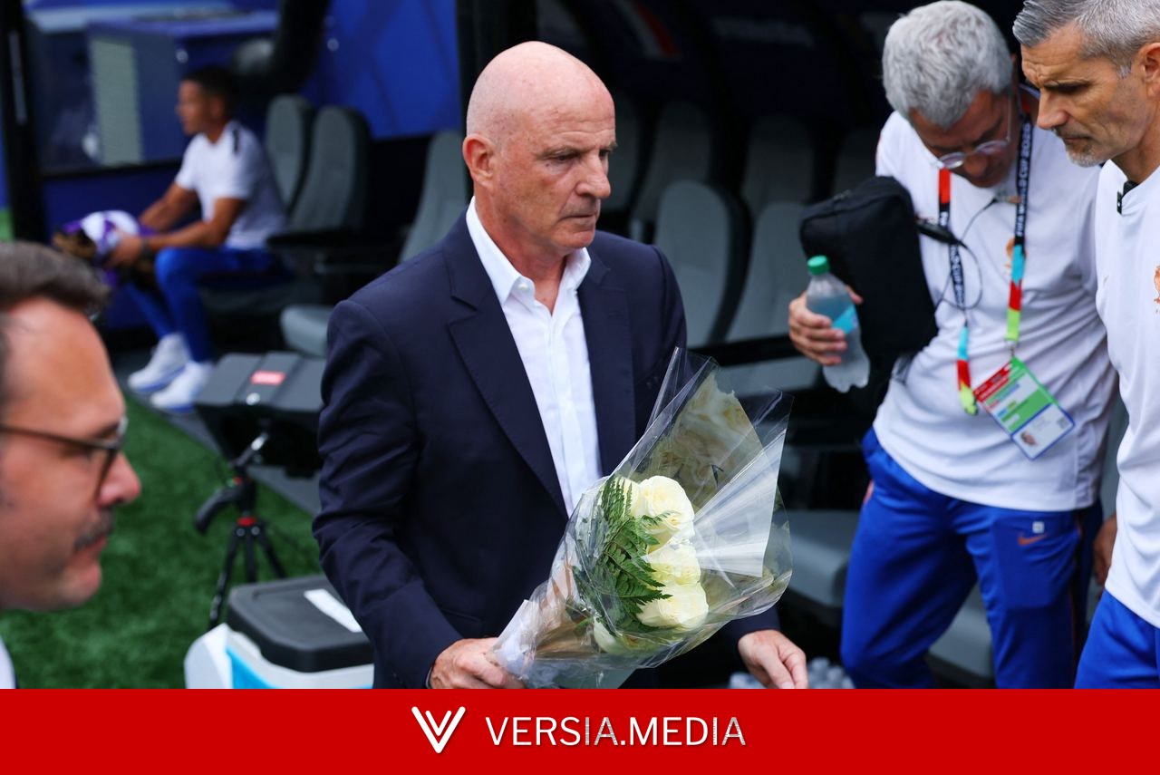 Técnico da Noruega entrega flores a auxiliar da França por morte de mãe de Deschamps