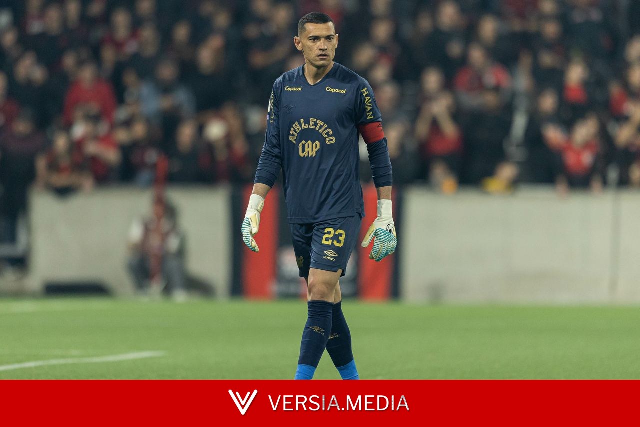 Santos celebra recorde como goleiro com mais jogos pelo Athletico na história: 