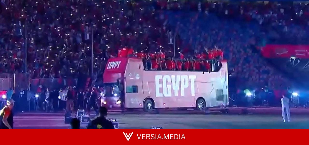 Jogadores do Egito são recebidos com festa no estádio nacional do Cairo após campanha na Copa