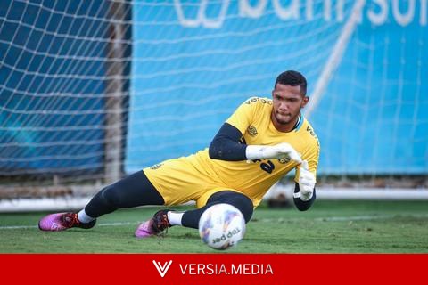 Grêmio encaminha saída em definitivo do goleiro Adriel para clube de Portugal
