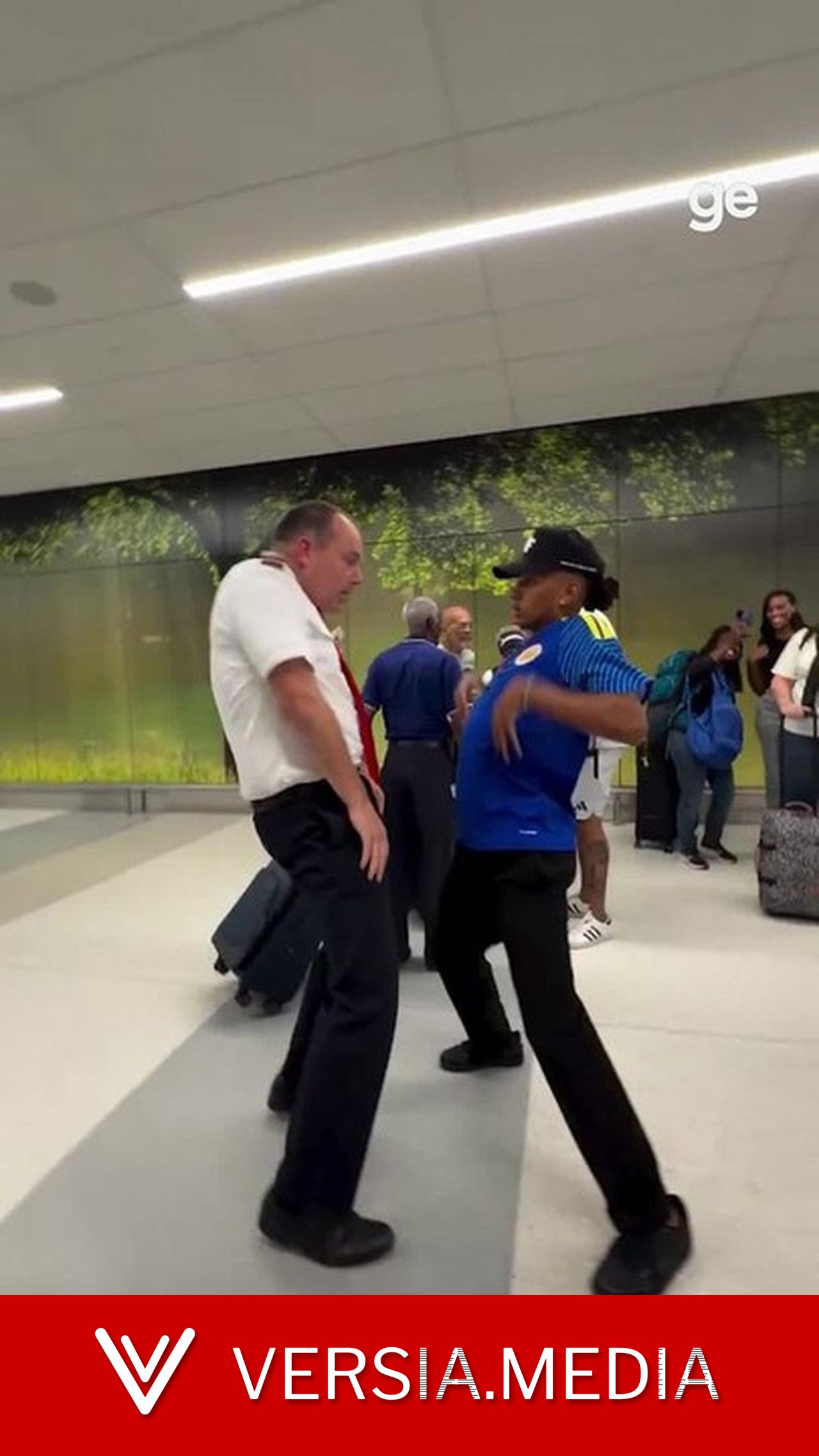 Reencontro: Piloto de avião e delegação de Curaçao voltam a dançar em aeroporto; veja — Sport | Versia.media