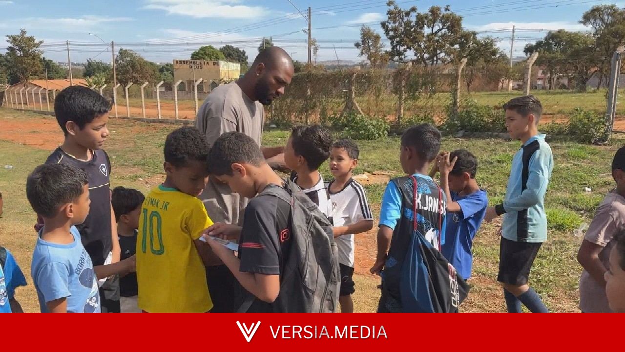 De volta da Copa, Igor Thiago retorna às origens e visita projeto social em Goiás