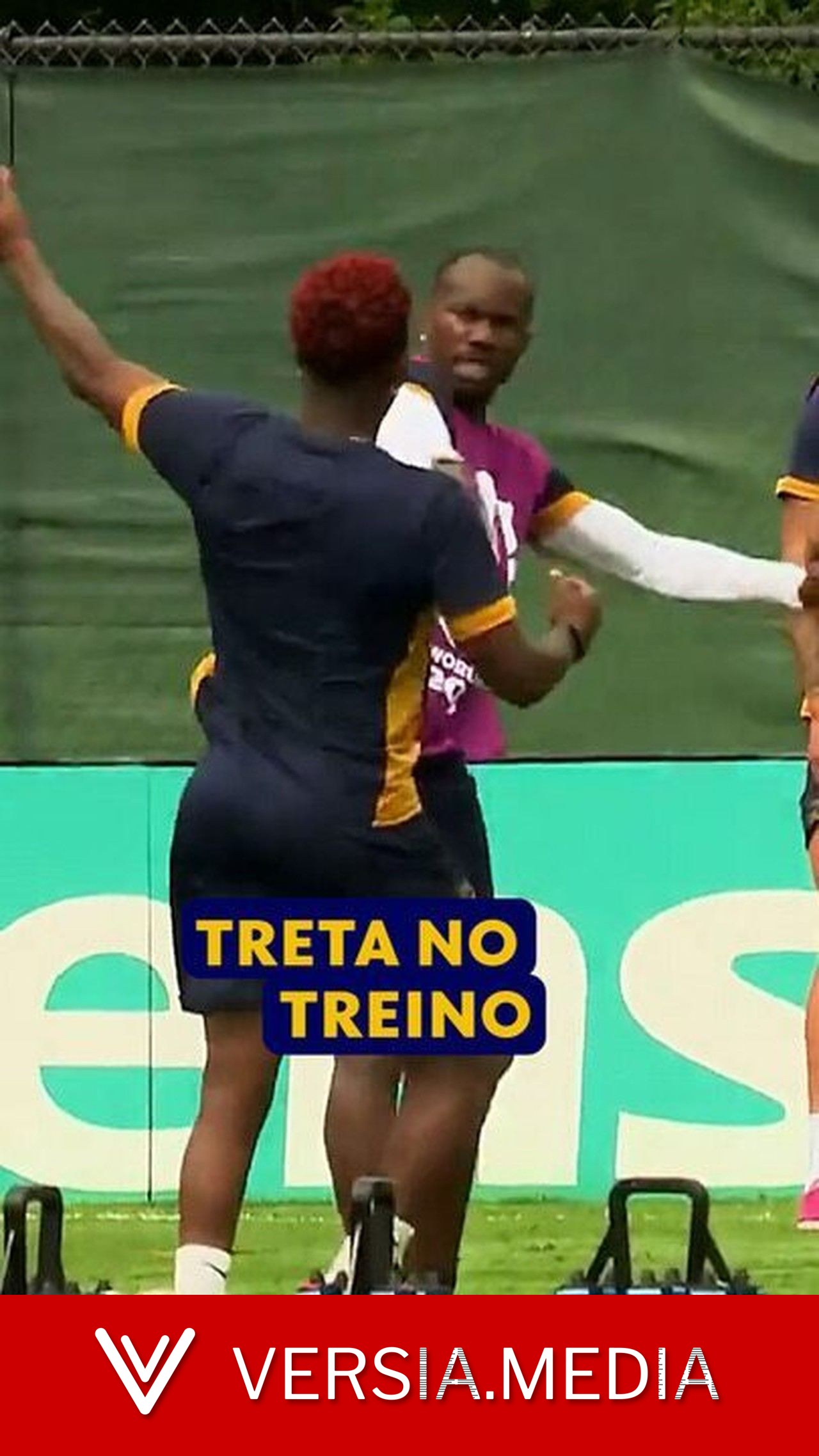 Crise no Panamá! Jogadores trocam empurrões em treino e são separados por companheiros; veja