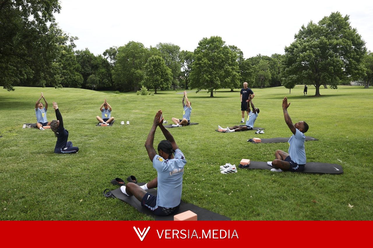 Jogadores da Inglaterra praticam ioga em parque; assista