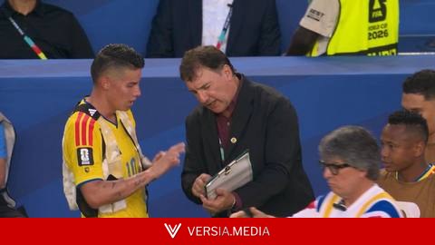 Jogadores da Colômbia usam coletes de gelo durante partida com Portugal para amenizar calor