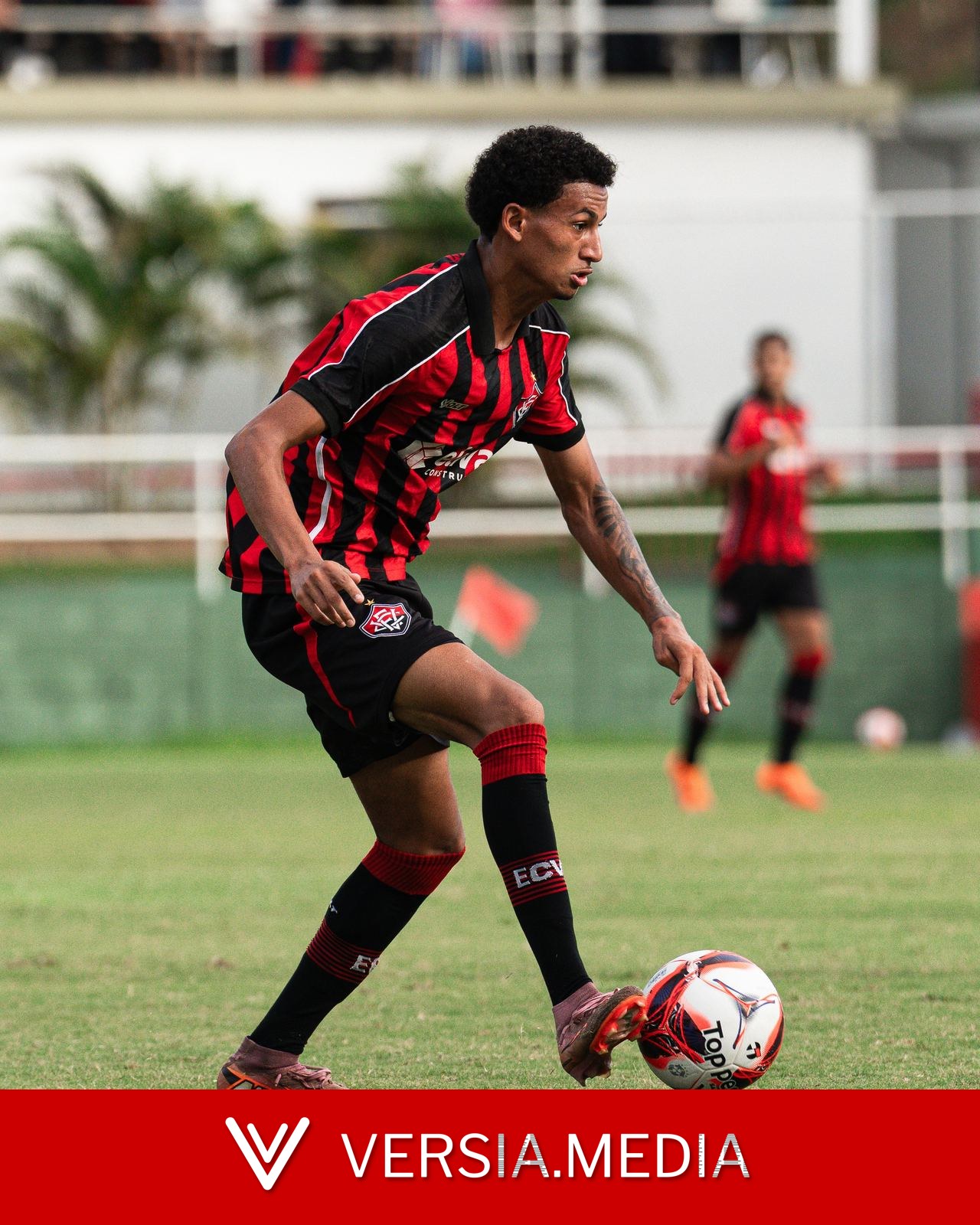 Promovido na intertemporada, jogador da base do Vitória assina primeiro contrato profissional