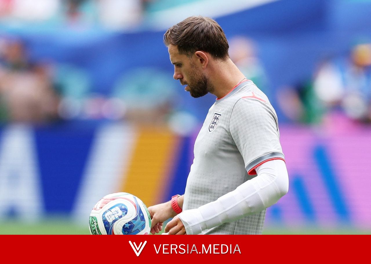Volante da Inglaterra bate bola com braço enfaixado após acidente que o tirou da Copa