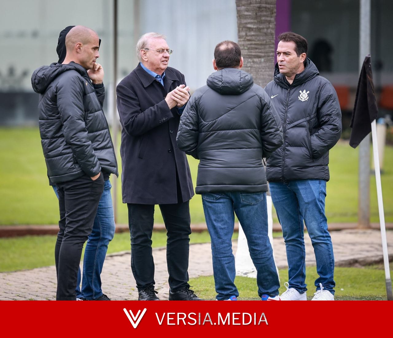 Bastidores: presidente planeja reunião com elenco do Corinthians para justificar atrasos