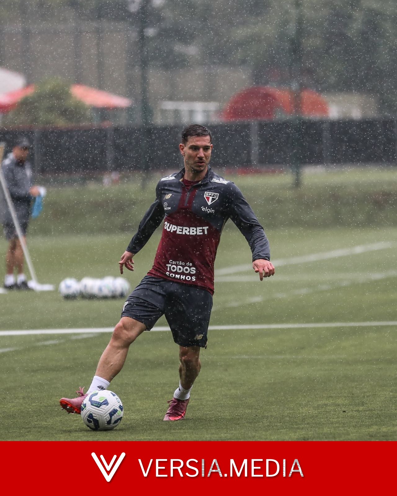 E o Cédric? Lateral não deve ficar, mas São Paulo ainda busca clubes interessados