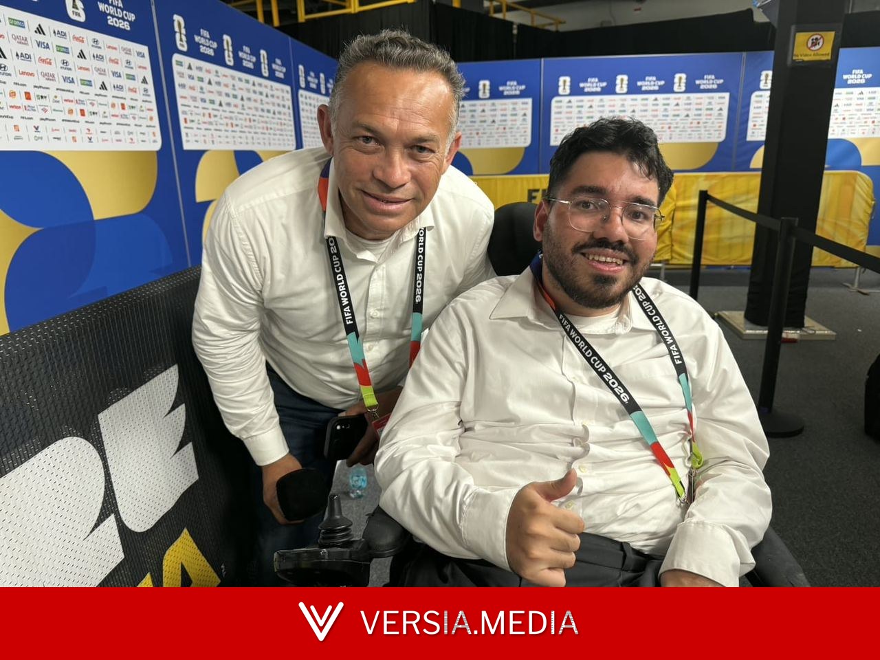 Jornalista em cadeira de rodas brilha na Copa e ganha a atenção de astros: