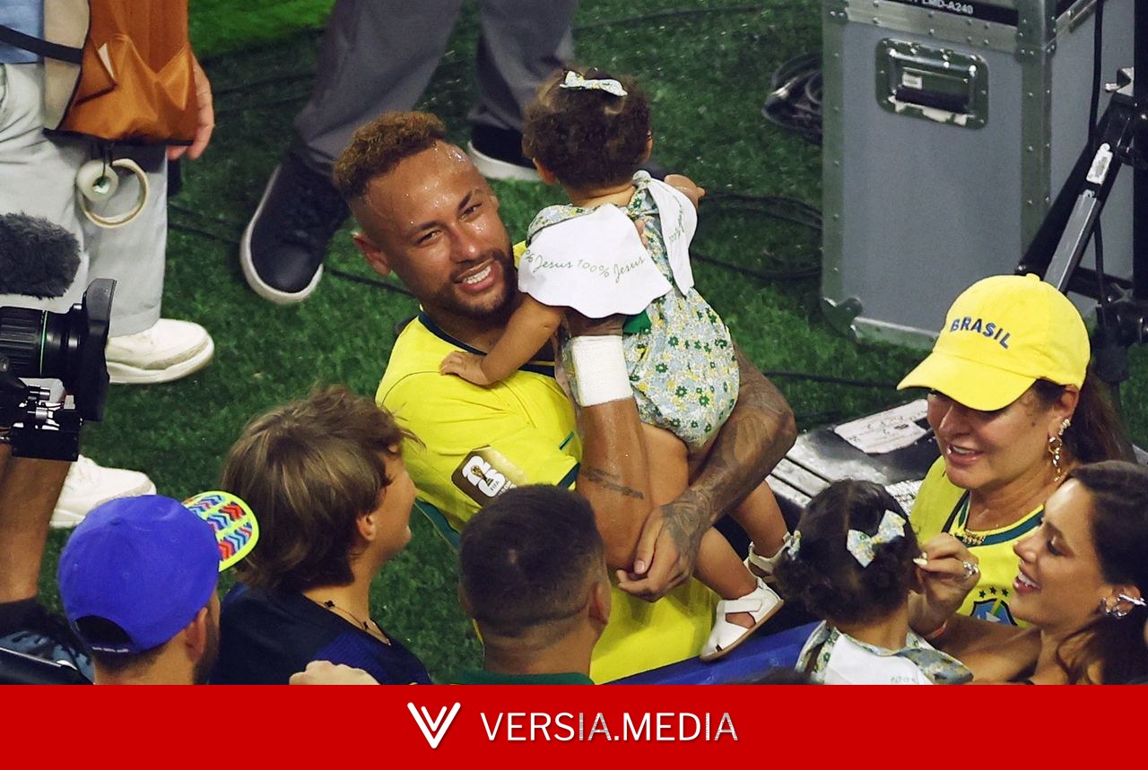 Neymar beija a esposa e abraça os filhos em campo após estreia na Copa do Mundo de 2026
